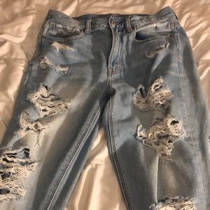 American Eagle Outfitters distressed jeans size 6.